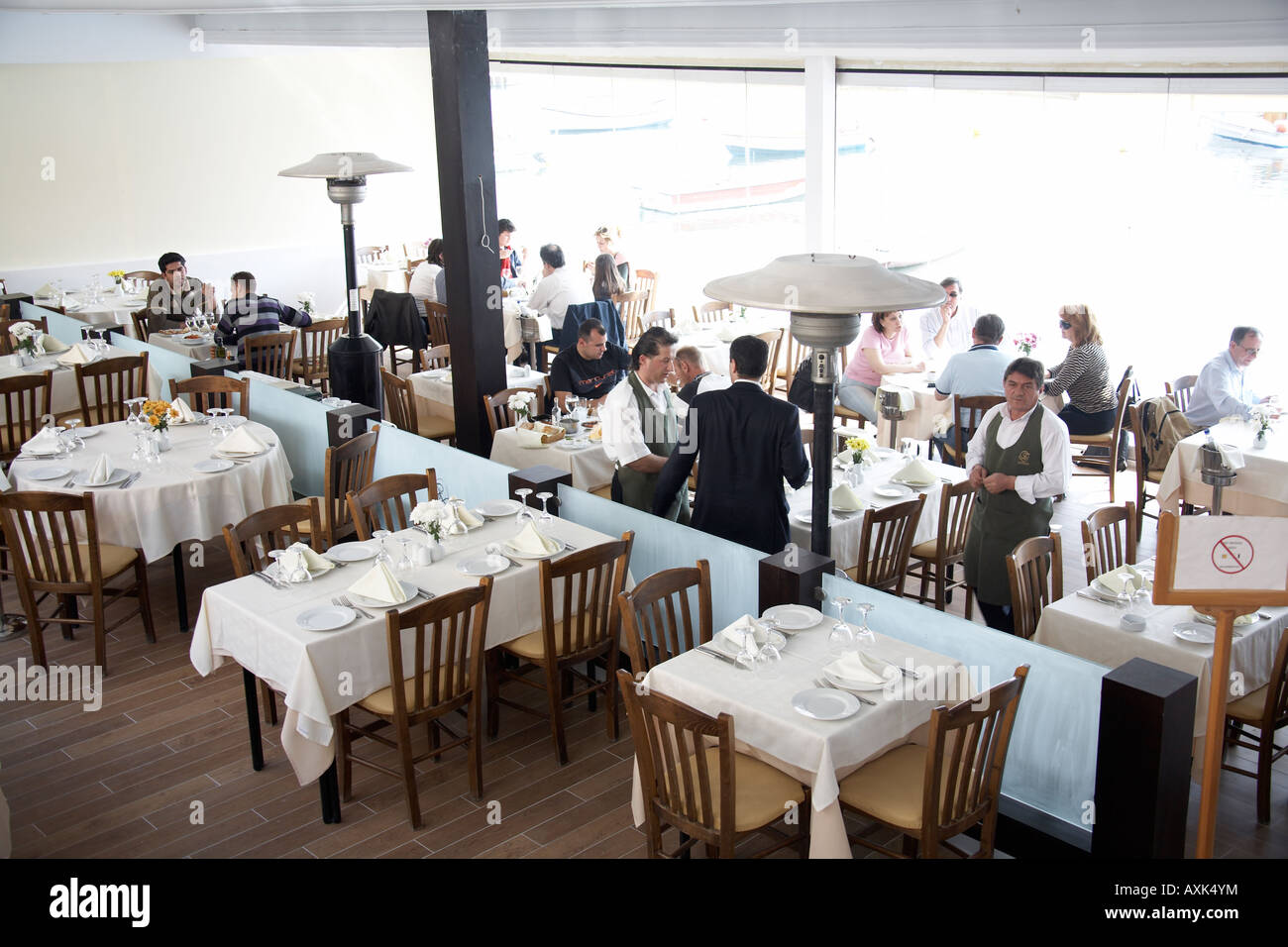 Restaurante con comensales comer alimentos en Mikrolimano o Tourkolimano antiguo puerto de Pireo o Pireas Atenas Grecia Foto de stock