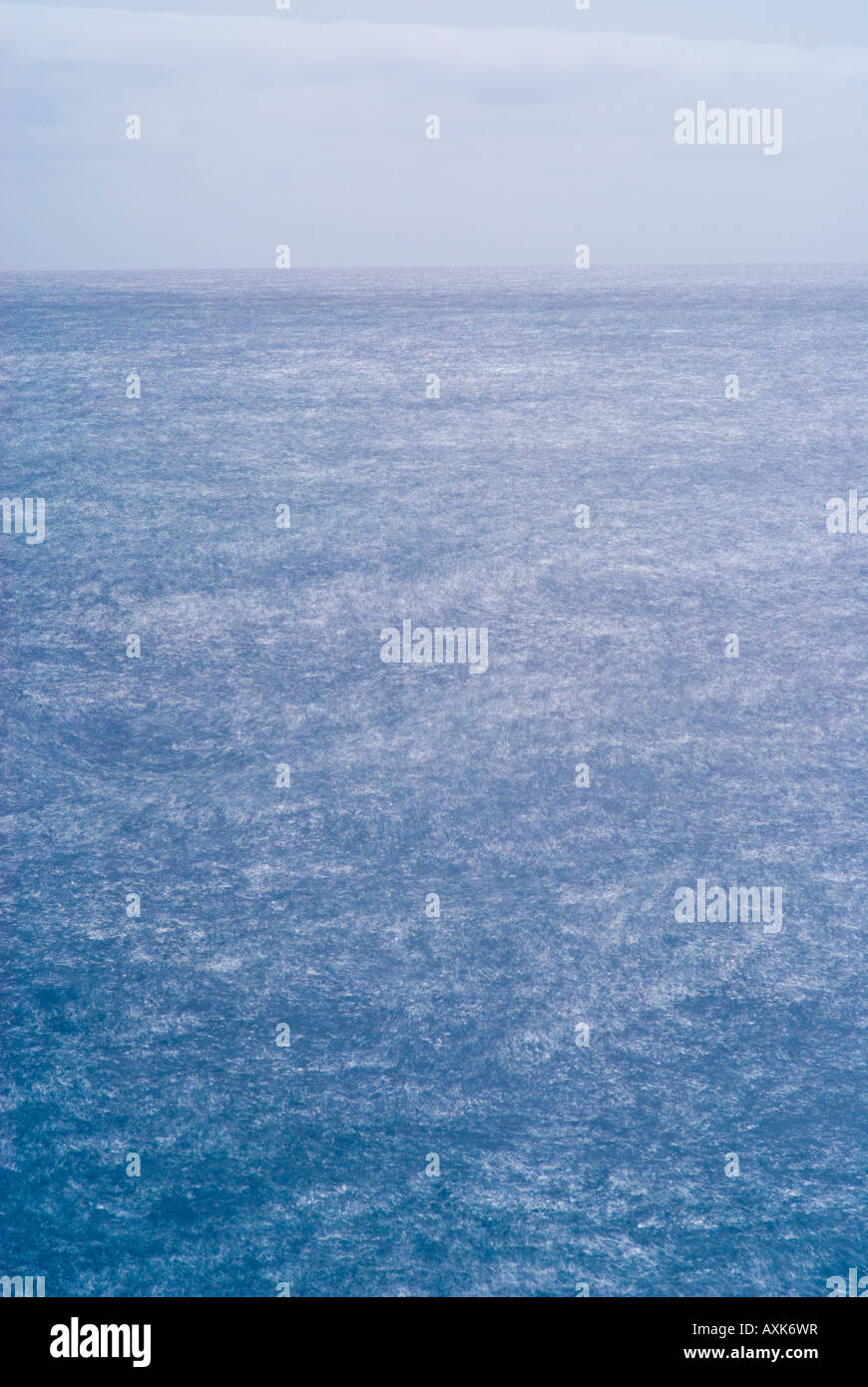 La exposición a largo plazo de sun reflexiones sobre la superficie del océano Atlántico Foto de stock