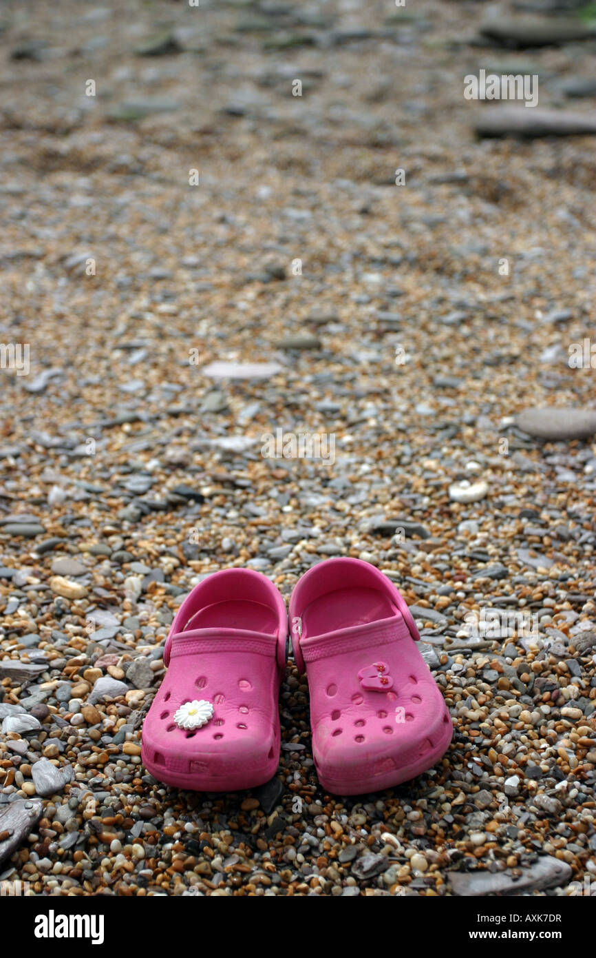 La niña crocs rosa Fotografía de stock - Alamy