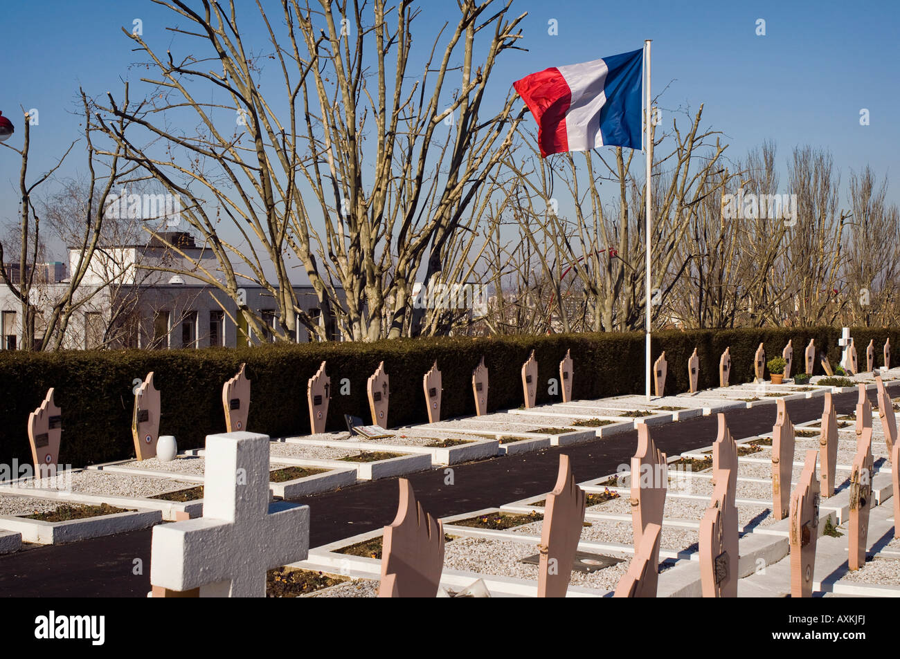 Francia la bandera tricolor ondea sobre guerra militar tumbas en el cementerio de lilas. Les Lilas, un suburbio de París. Foto de stock