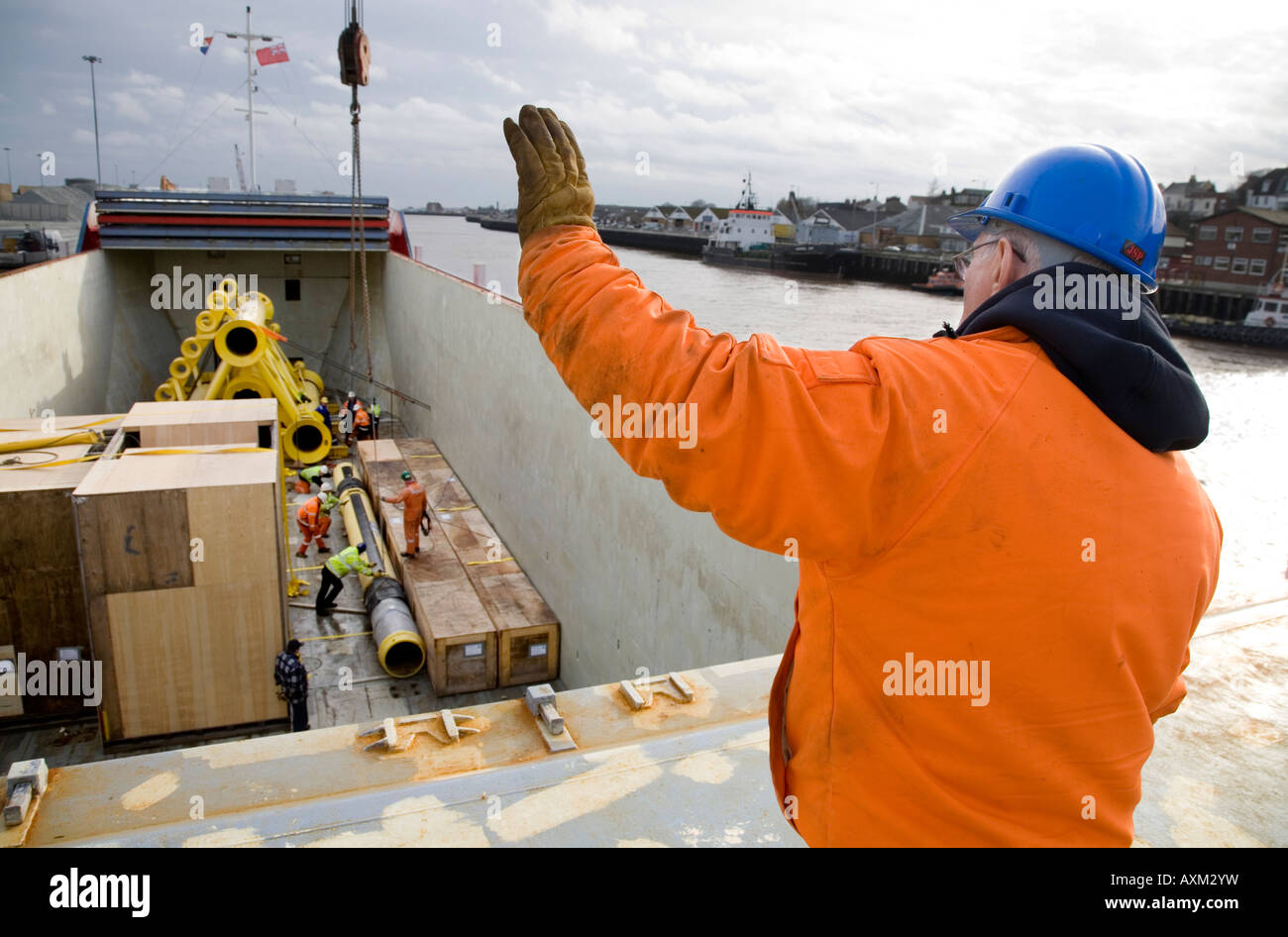 Señales de Mano hombre gruista durante la carga de un buque portacontenedores Foto de stock