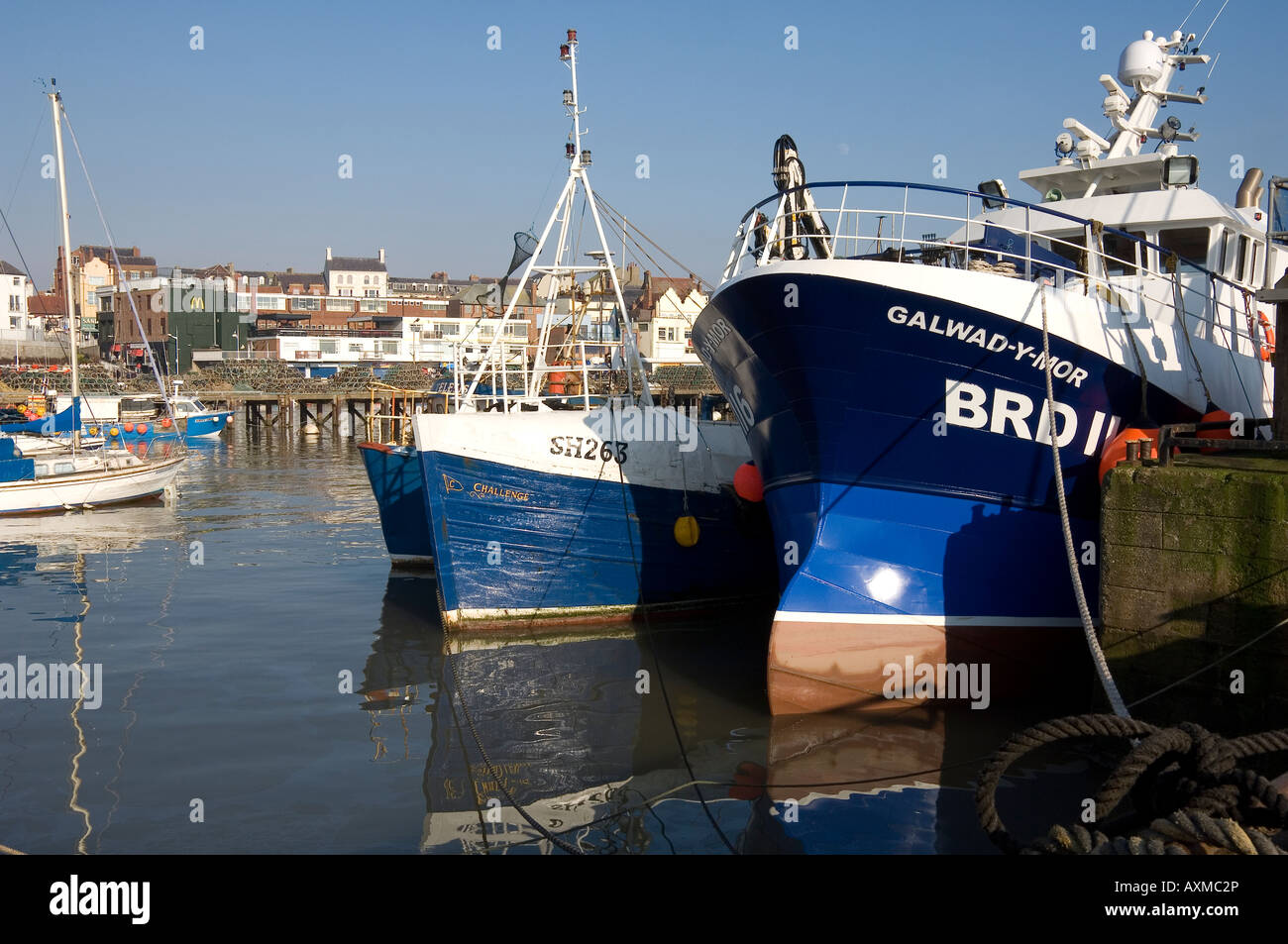 Barcos de pesca arrastreros barco arrastrador en el muelle en invierno Bridlington Harbor East Yorkshire Inglaterra Reino Unido Gran Bretaña Gran Bretaña Gran Bretaña Foto de stock