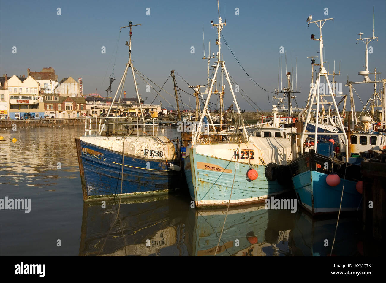 Pesca barcos arrastreros barco arrastrero en invierno Bridlington Harbor East Yorkshire Inglaterra Reino Unido Reino Unido Gran Bretaña Foto de stock