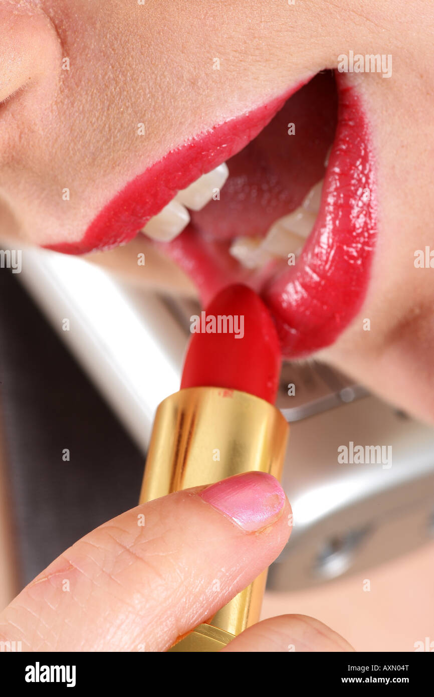 Mujer joven de aplicar o poner en Sexy lápiz labial rojo maquillaje en un  retrato de cierre Fotografía de stock - Alamy