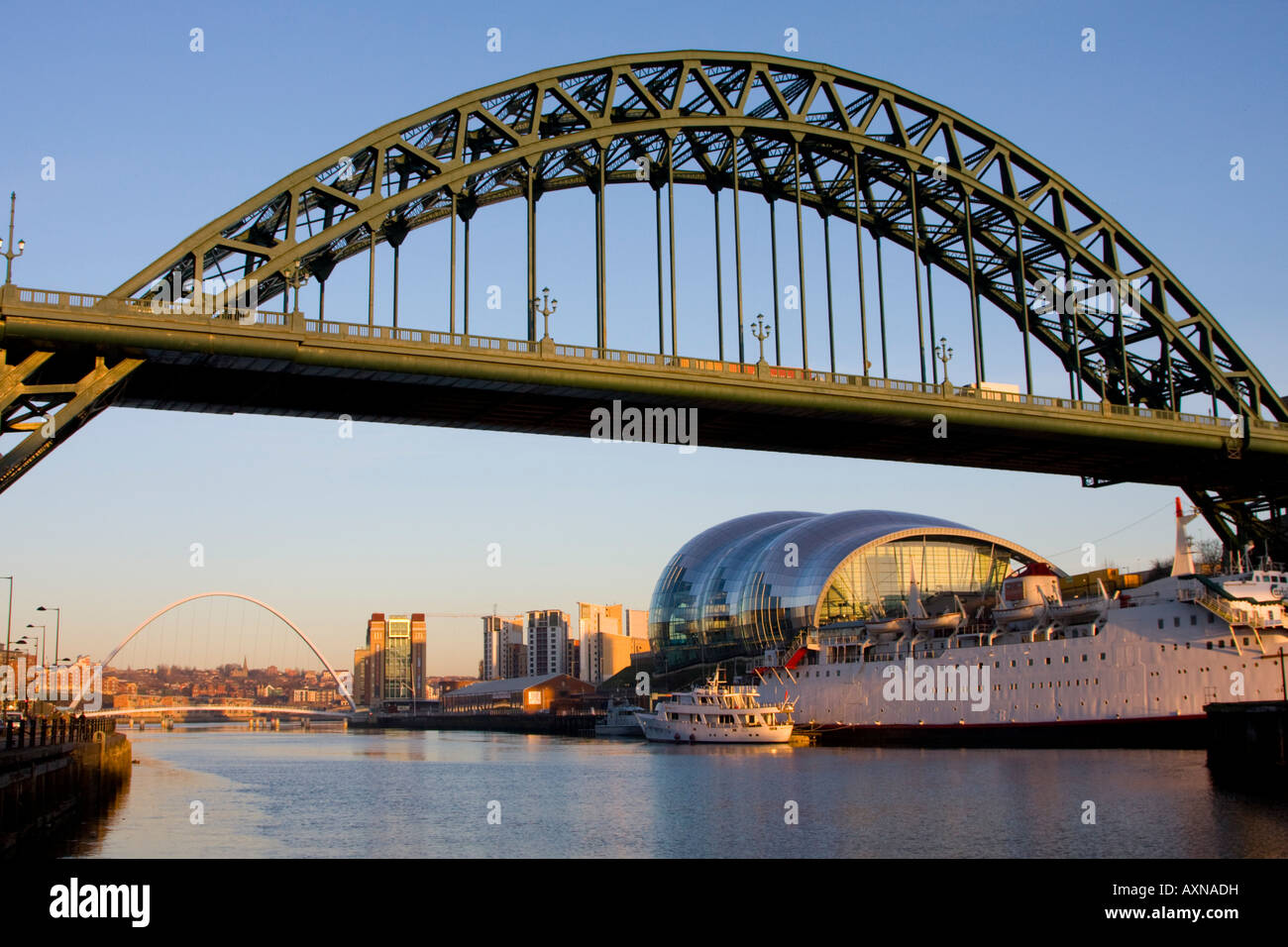 Puente sobre el río Tyne con el Sage Gateshead de Newcastle Foto de stock