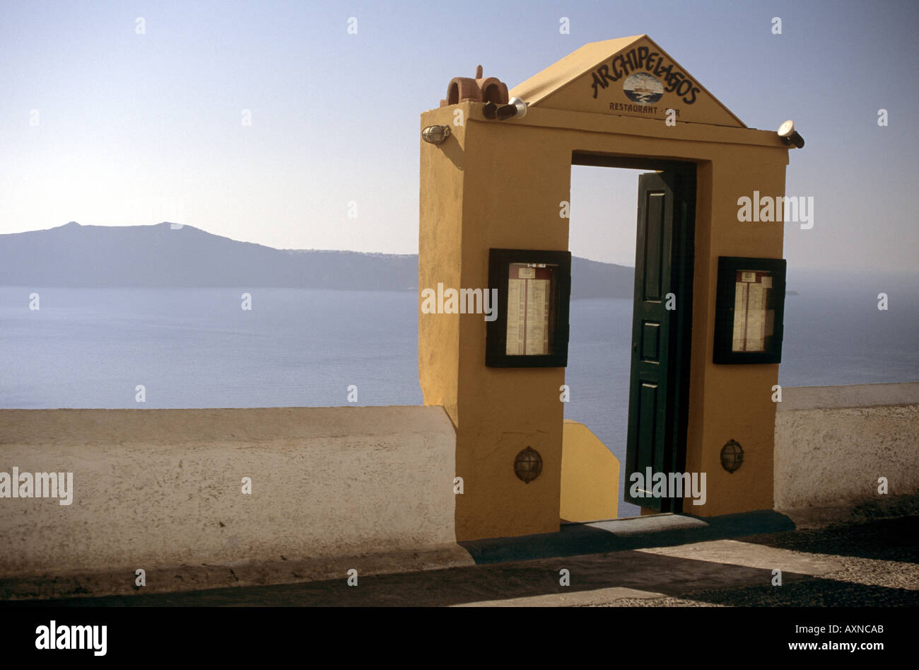 Entrada al restaurante archipiélagos Thira Santorini Cyclades Grecia Foto de stock