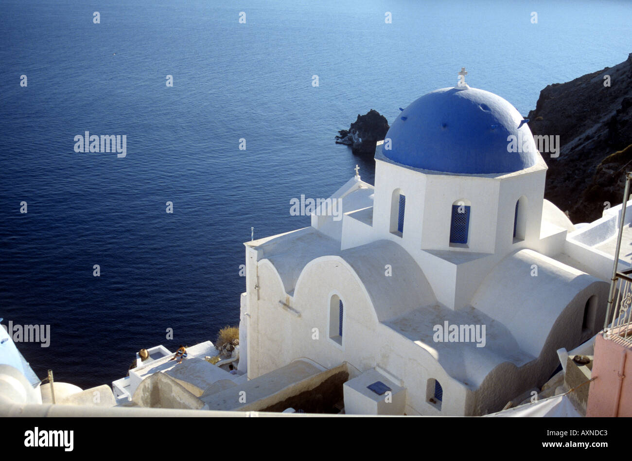 Con vistas a las iglesias con cúpula de la caldera de Santorini La Oai Cyclades Grecia Foto de stock