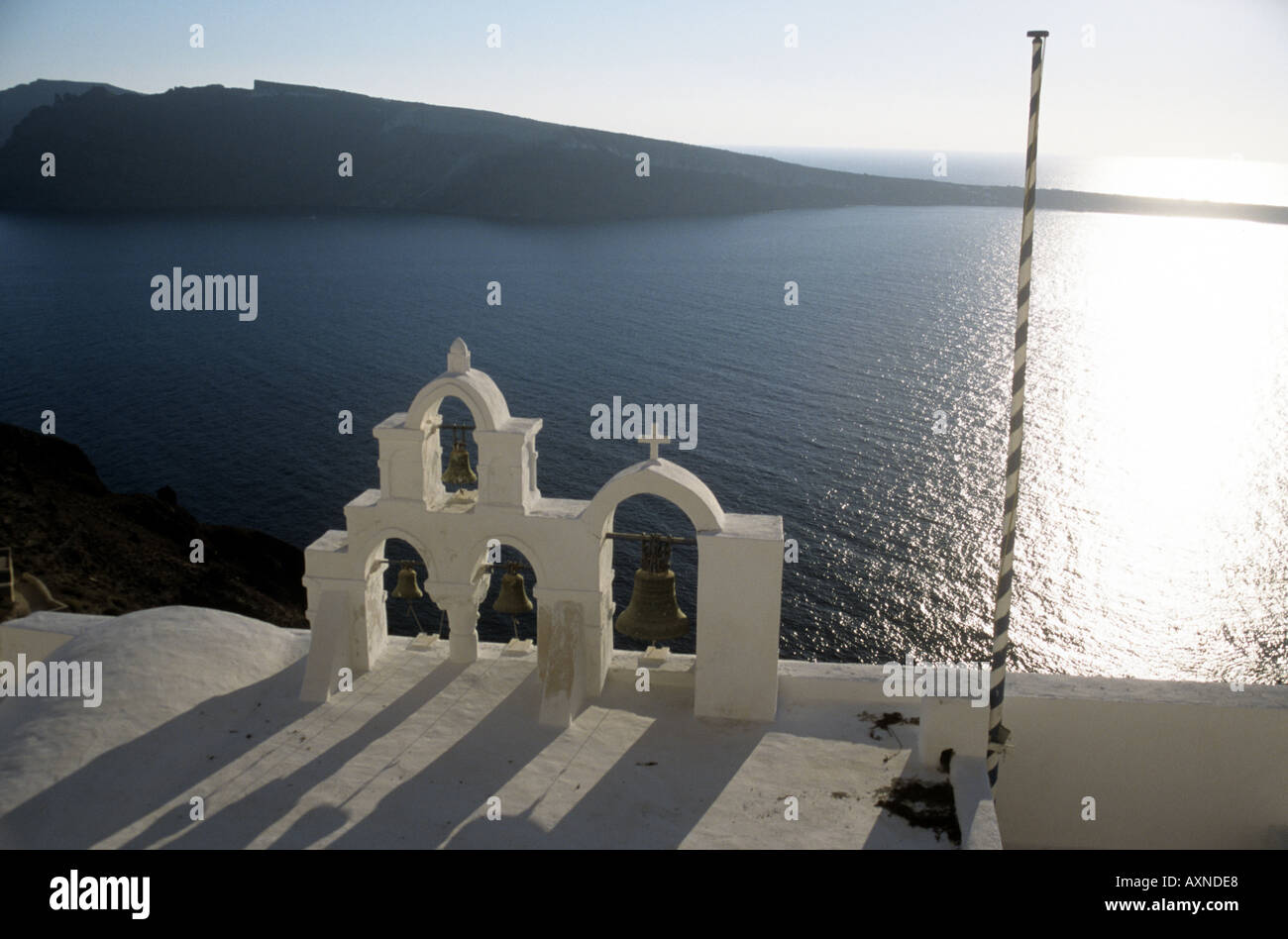 Con vistas al campanario de una iglesia a la caldera de Santorini La Oai Cyclades Grecia Foto de stock