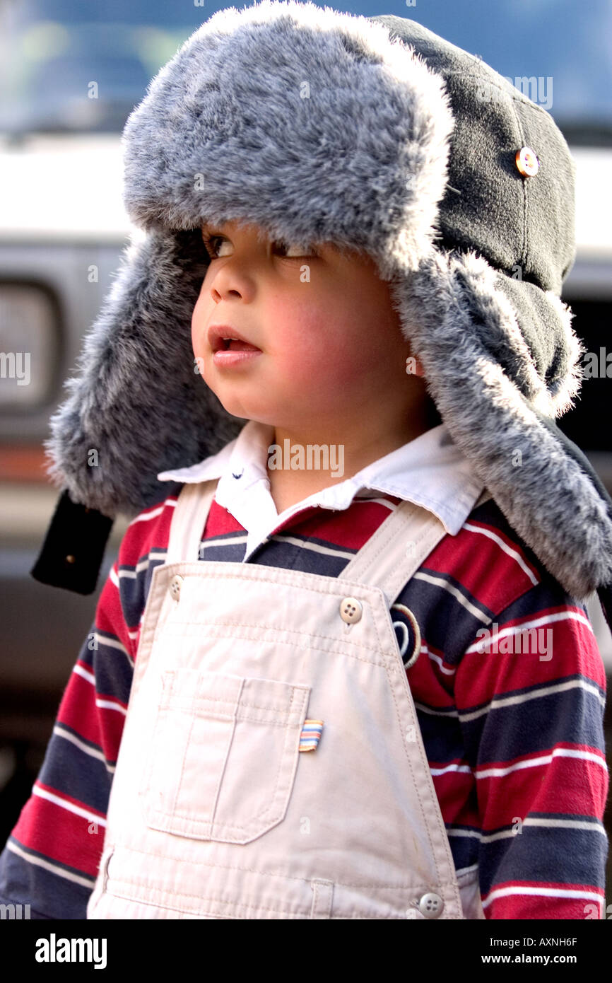 Niño mixta llevar sombrero ruso sobredimensionado Fotografía de - Alamy