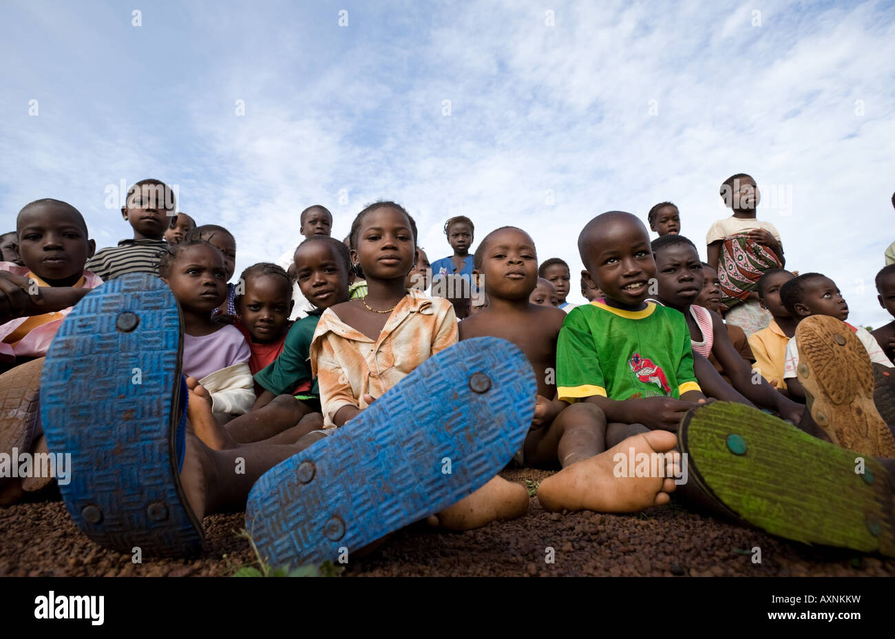 Un grupo de niños sentados en el suelo, Ghana, África Foto de stock