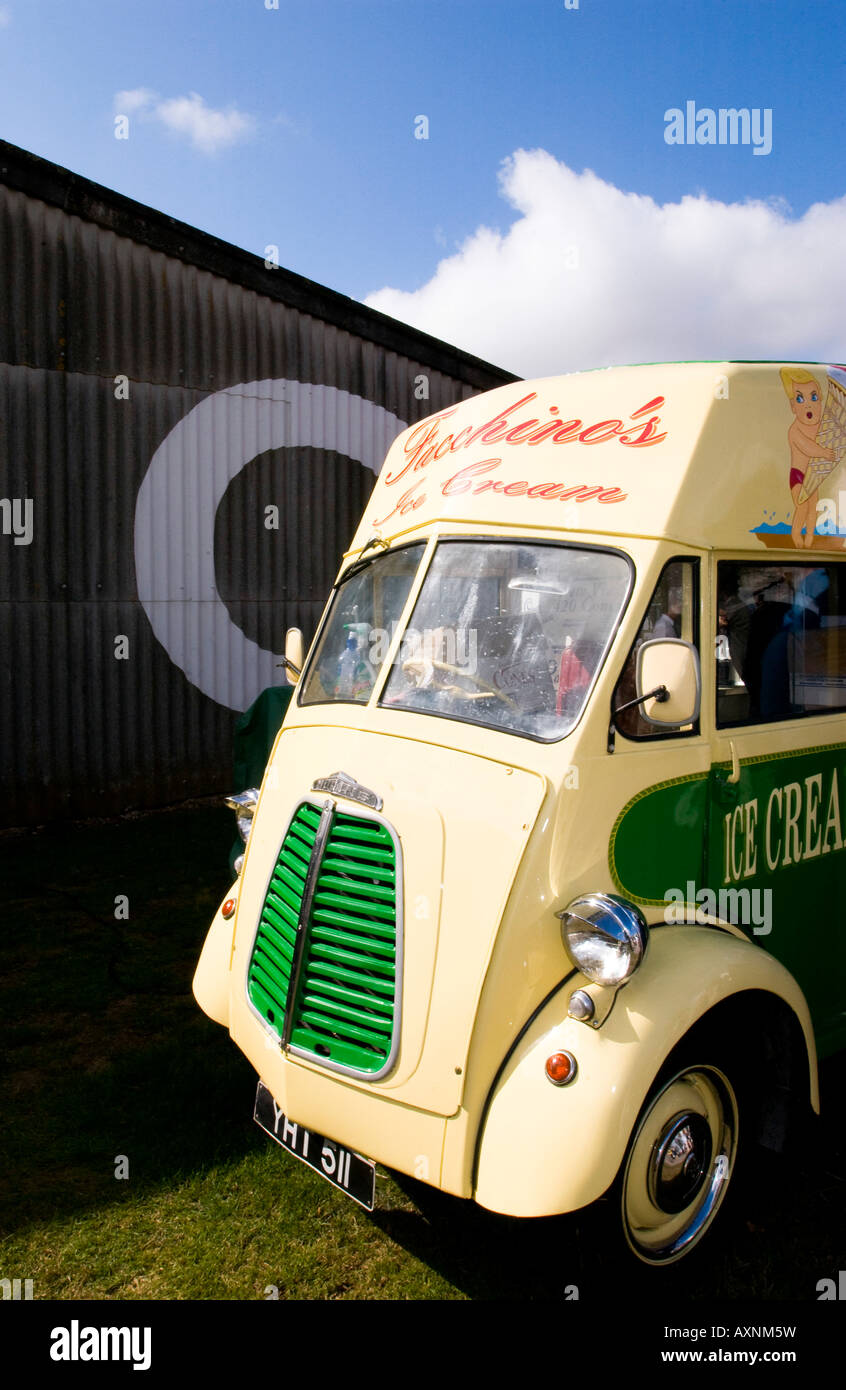 Retro van clásico camión de helados verde restaurado furgonetas Vehículos comerciales 1940 1950 1960 Prestwich whitewall neumáticos viejos fashione Foto de stock
