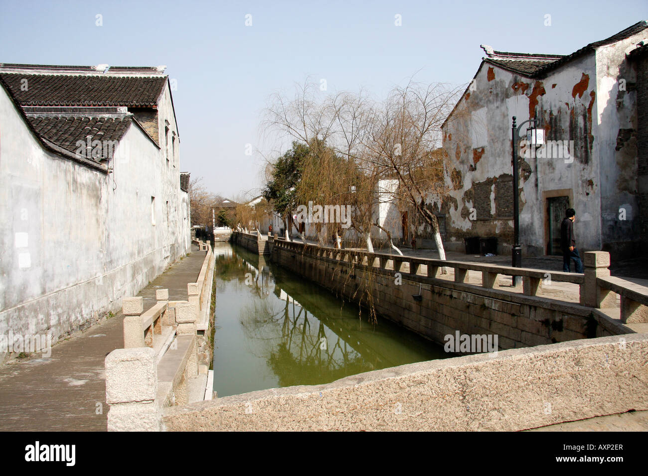 Vista a lo largo del histórico canal en Suzhou, China Foto de stock