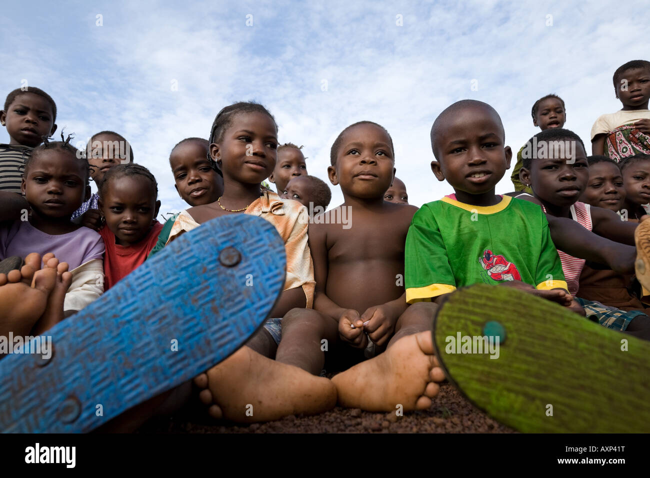 Un grupo de niños sentados en el suelo, Ghana, África Foto de stock