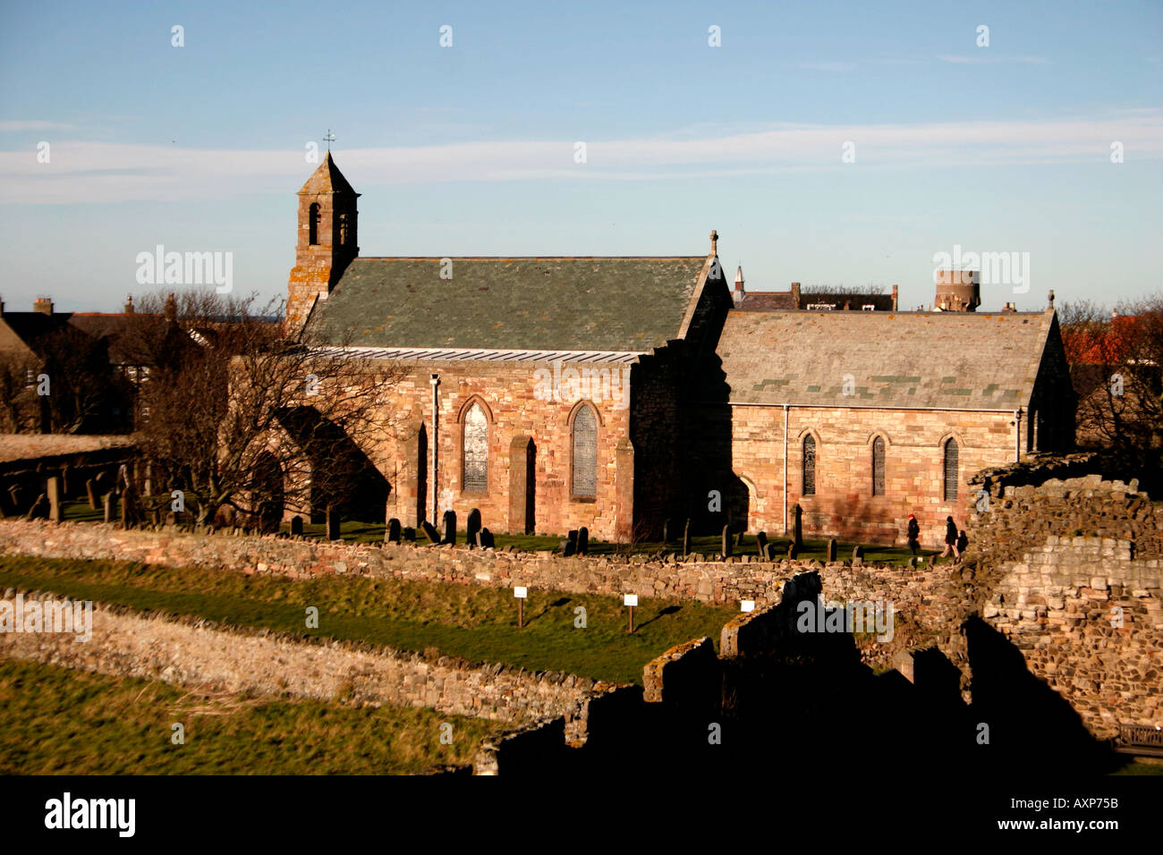 Iglesia de Santa María, la Virgen de la isla sagrada de Lindisfarne en Northumberland Inglaterra Foto de stock