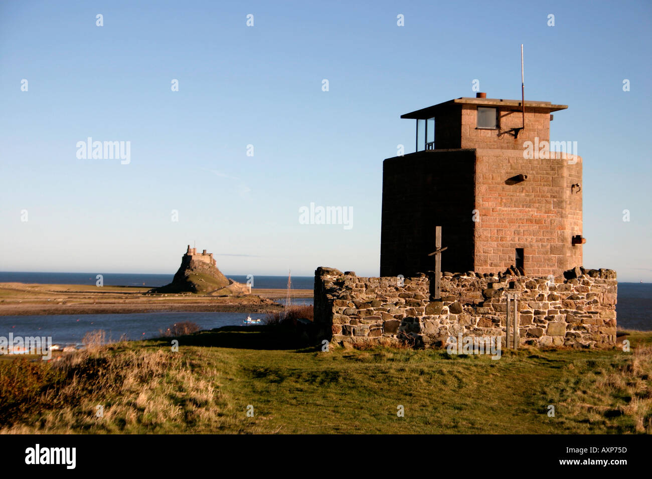 Estación de guardacostas y el castillo de Lindisfarne Isla Sagrada Northumberland Inglaterra Foto de stock