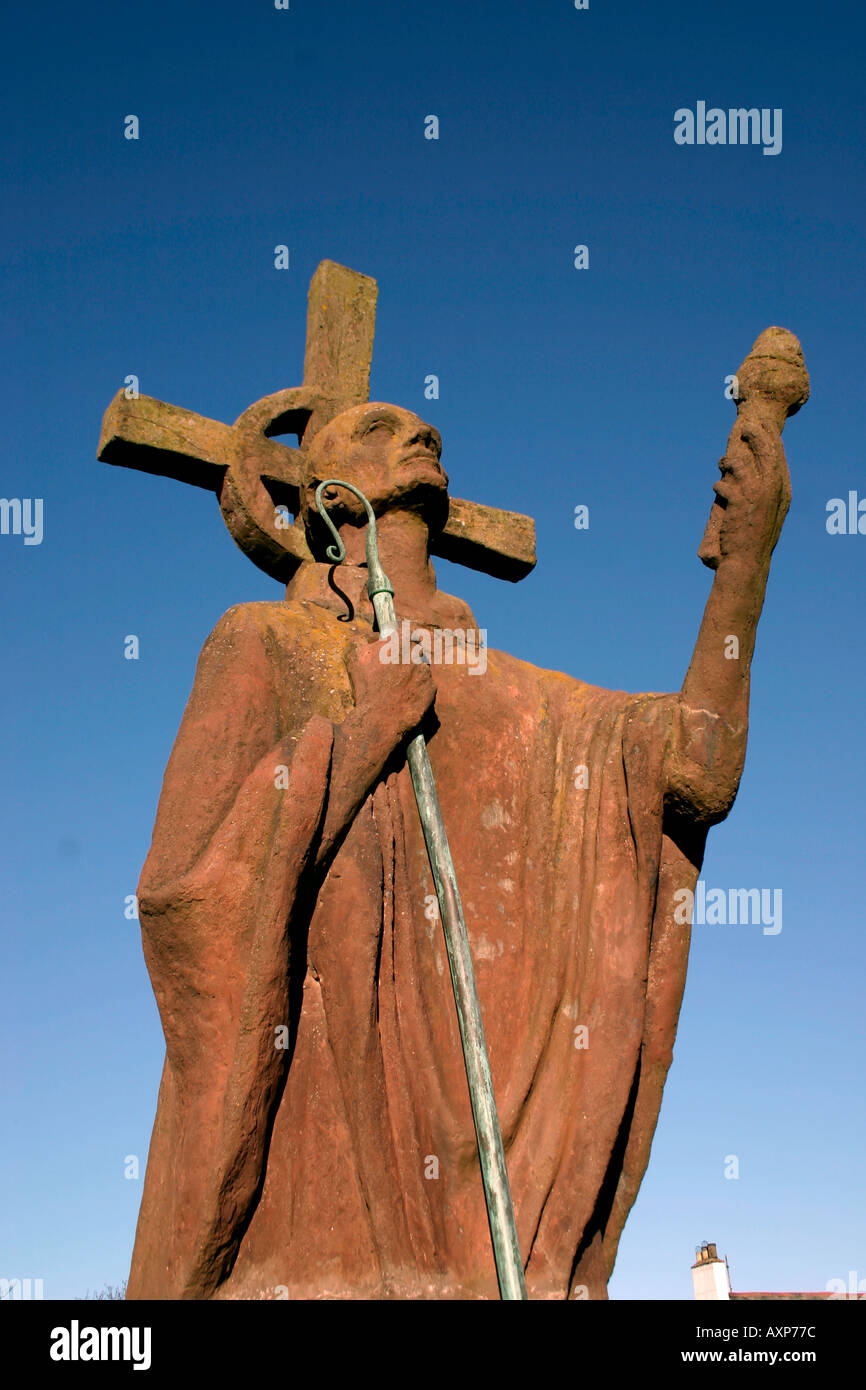 Estatua de San Aidan de Lindisfarne Priory Isla Santa Northumberland Inglaterra Foto de stock