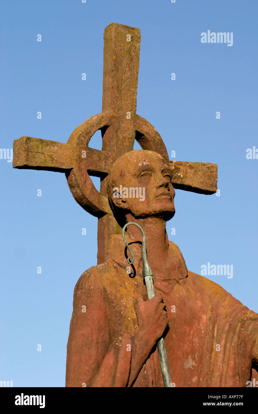 Estatua de San Aidan de Lindisfarne Priory Isla Santa Northumberland Inglaterra Foto de stock
