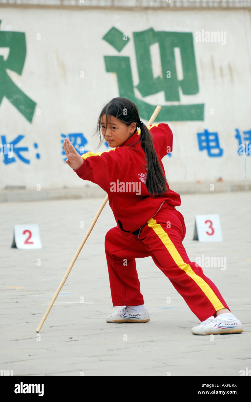 Chica formación en artes marciales Kung Fu en la Escuela de Artes Marciales  de Shaolin la mayor escuela de artes marciales en China, cerca de Shaolin  Fotografía de stock - Alamy