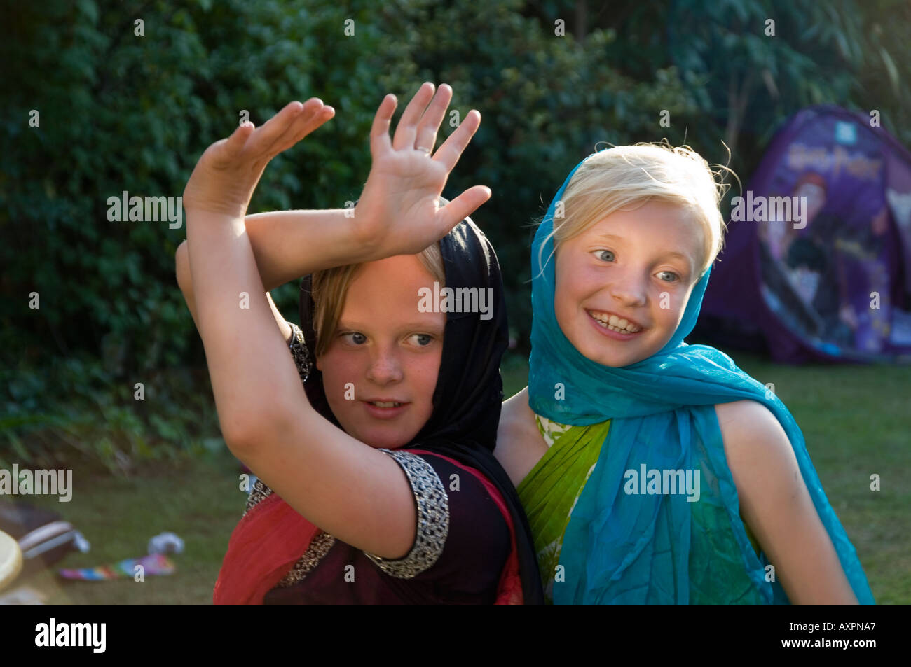 2 niñas a jugar fingiendo ser indio princesas Foto de stock