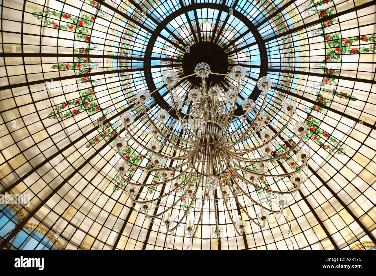 Cúpula de vidrieras con araña, Palace Hotel, Madrid, España Foto de stock