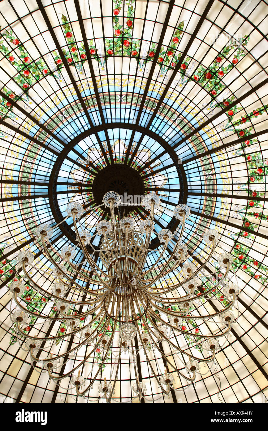 Cúpula de vidrieras con araña de palacio, Madrid, España Foto de stock