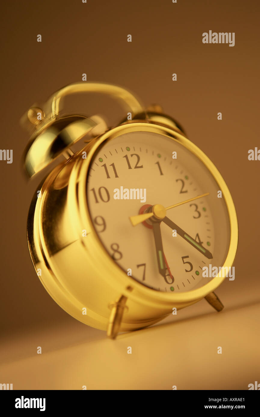 Reloj alarma timbre dorado con desenfoque de campanas Foto de stock
