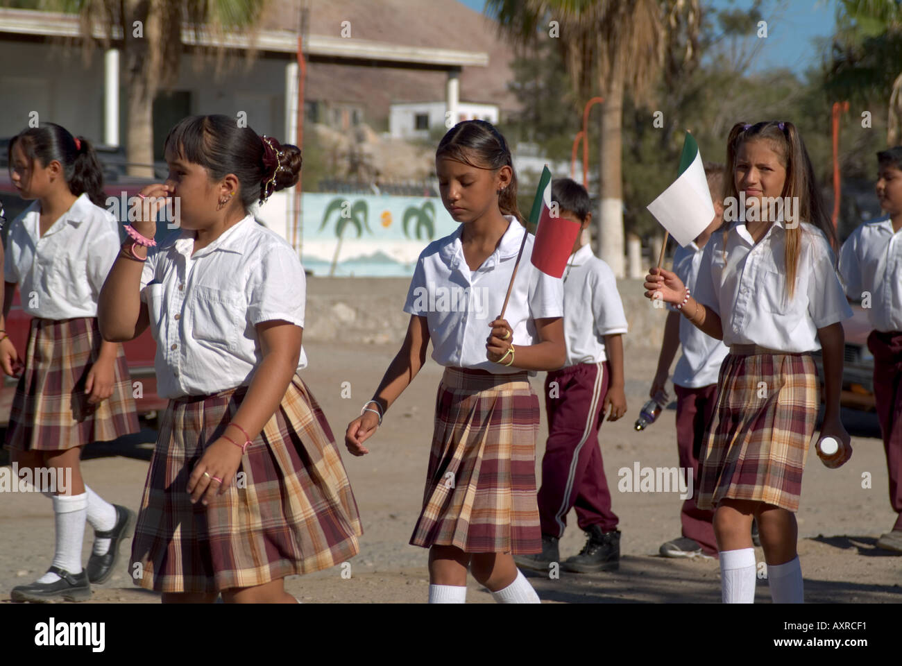 Chicas en uniforme escolar mexico fotografías e imágenes de alta resolución  - Alamy