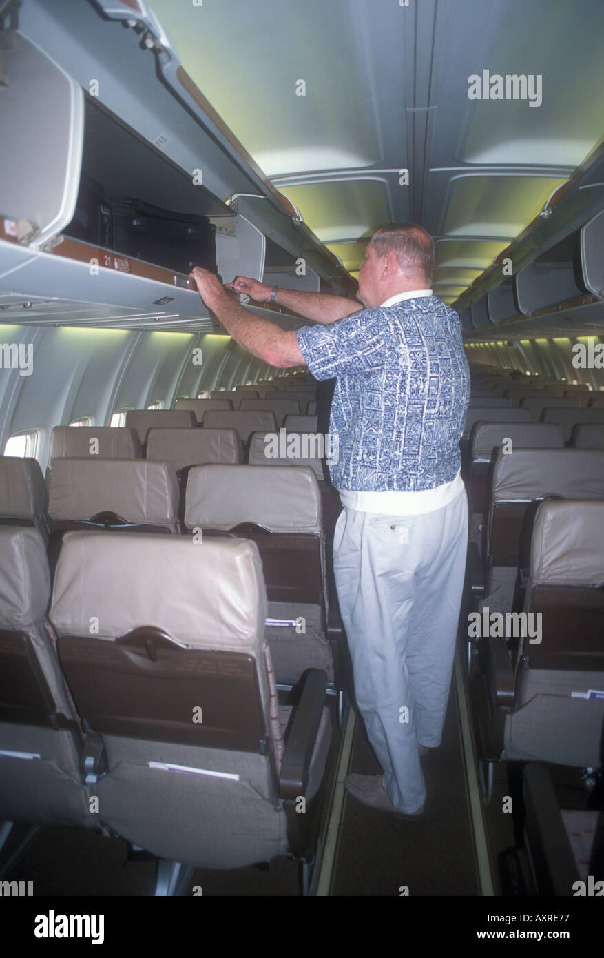 Compartimento superior en avión Fotografía de stock - Alamy