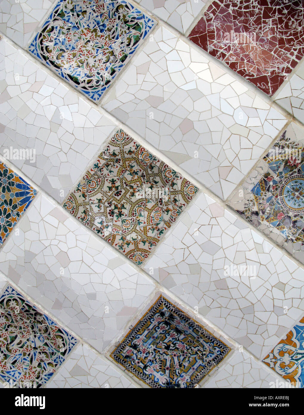 Cerca de mosaicos de Gaudí en el Parque Güell de Barcelona Foto de stock