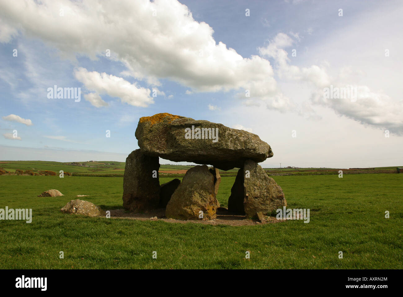 Sansón Mathry Carreg dolmen cerca de Pembrokeshire en Gales. Cámara funeraria cercana Costa Foto de stock