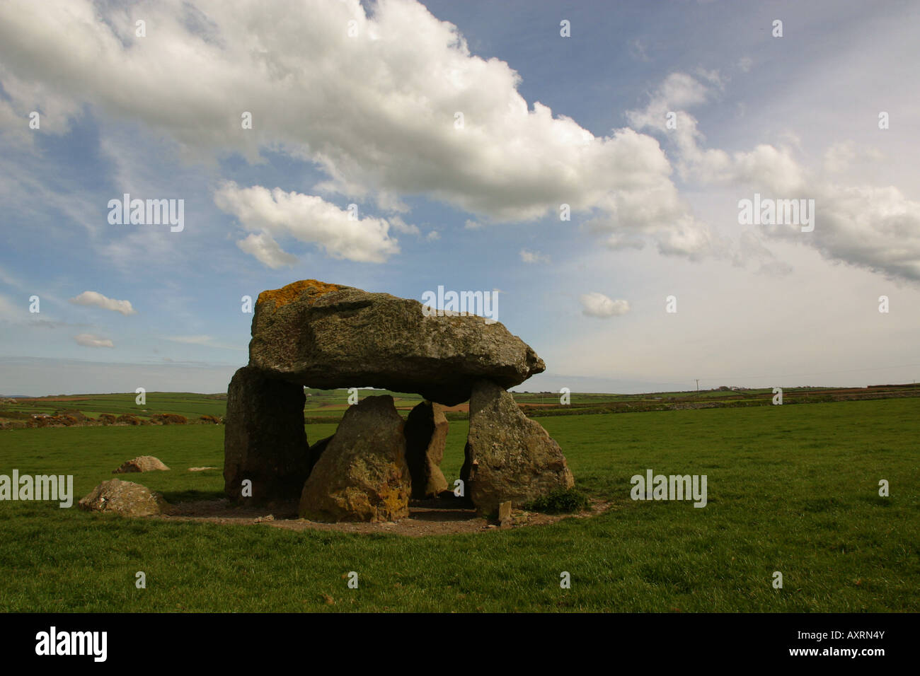 Sansón Mathry Carreg dolmen cerca de Pembrokeshire en Gales. Cámara funeraria cercana Costa Foto de stock