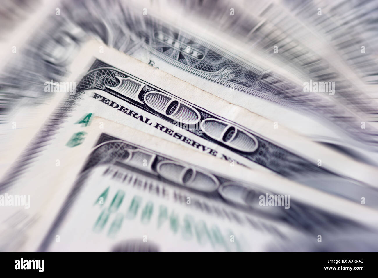 Moneda americana en abanico mostrando ciento cincuenta billetes de dólar Foto de stock