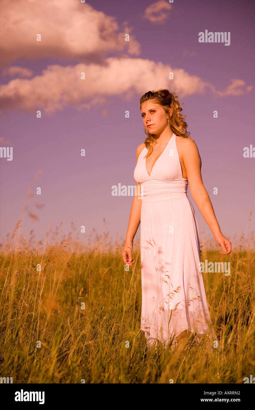 Mujer de pie en un campo Foto de stock