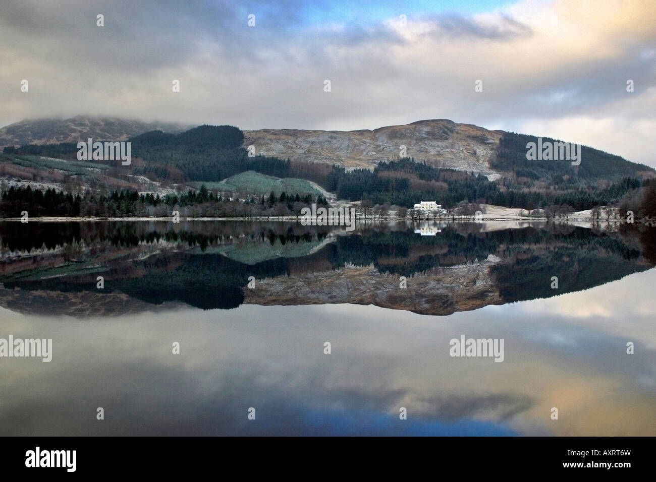 Un perfecto reflejo del paisaje en las aguas de un lago Escocés Foto de stock