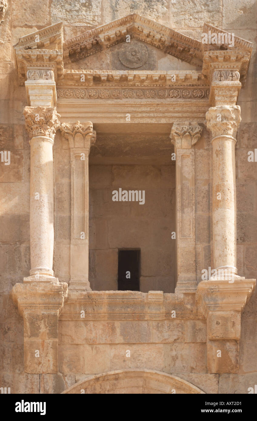 Adriano s Arch Jerash Jordania construido para conmemorar la visita del emperador romano Adriano Foto de stock