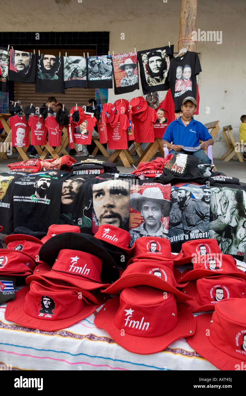 Che gorras tees para venta hirts mitin electoral del FMLN Suchitoto, El Salvador Foto de stock