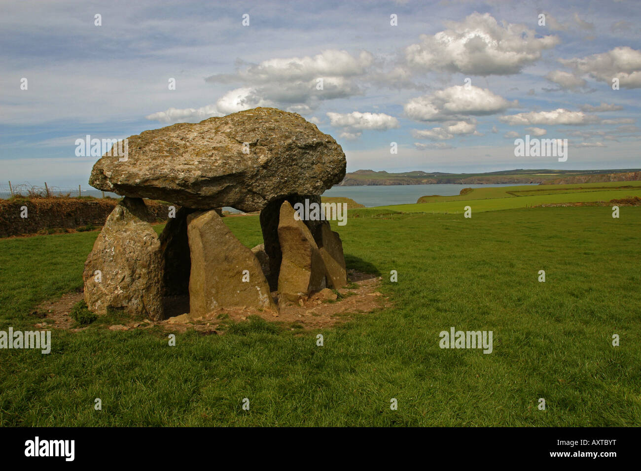 Sansón Mathry Carreg dolmen cerca de Pembrokeshire en Gales. Cámara funeraria cercana Costa Foto de stock