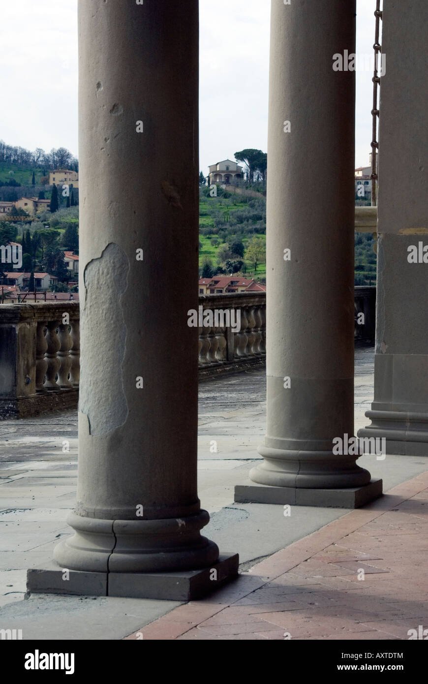 Vista a través de la logia en la Villa Medici de Poggio a Caiano Foto de stock