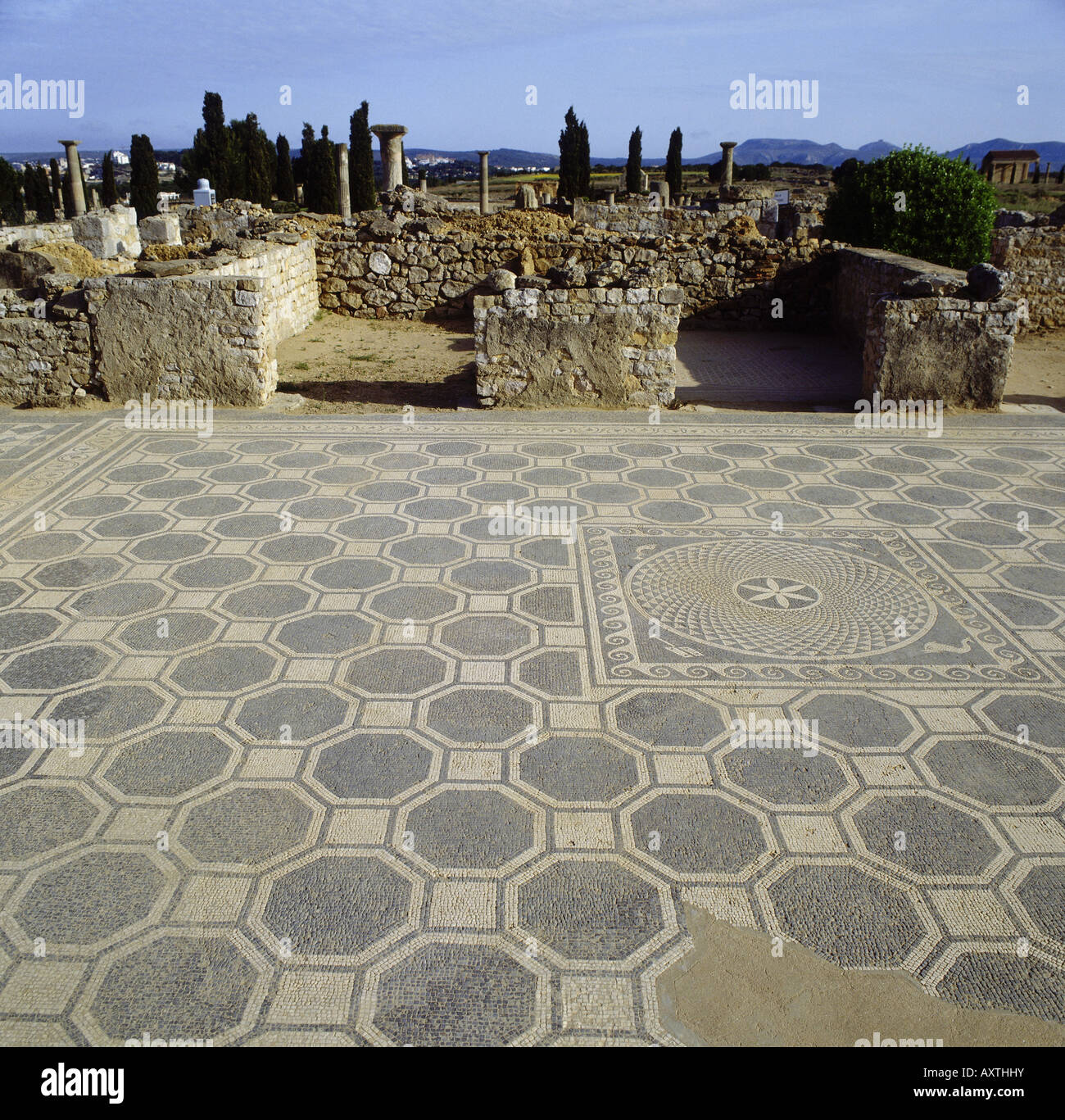 Geografía / viajes, España, provincia de Gerona, Ampurias, ruinas de la ciudad romana, la casa no. 1, en el piso de mosaico, excavaciones, Foto de stock