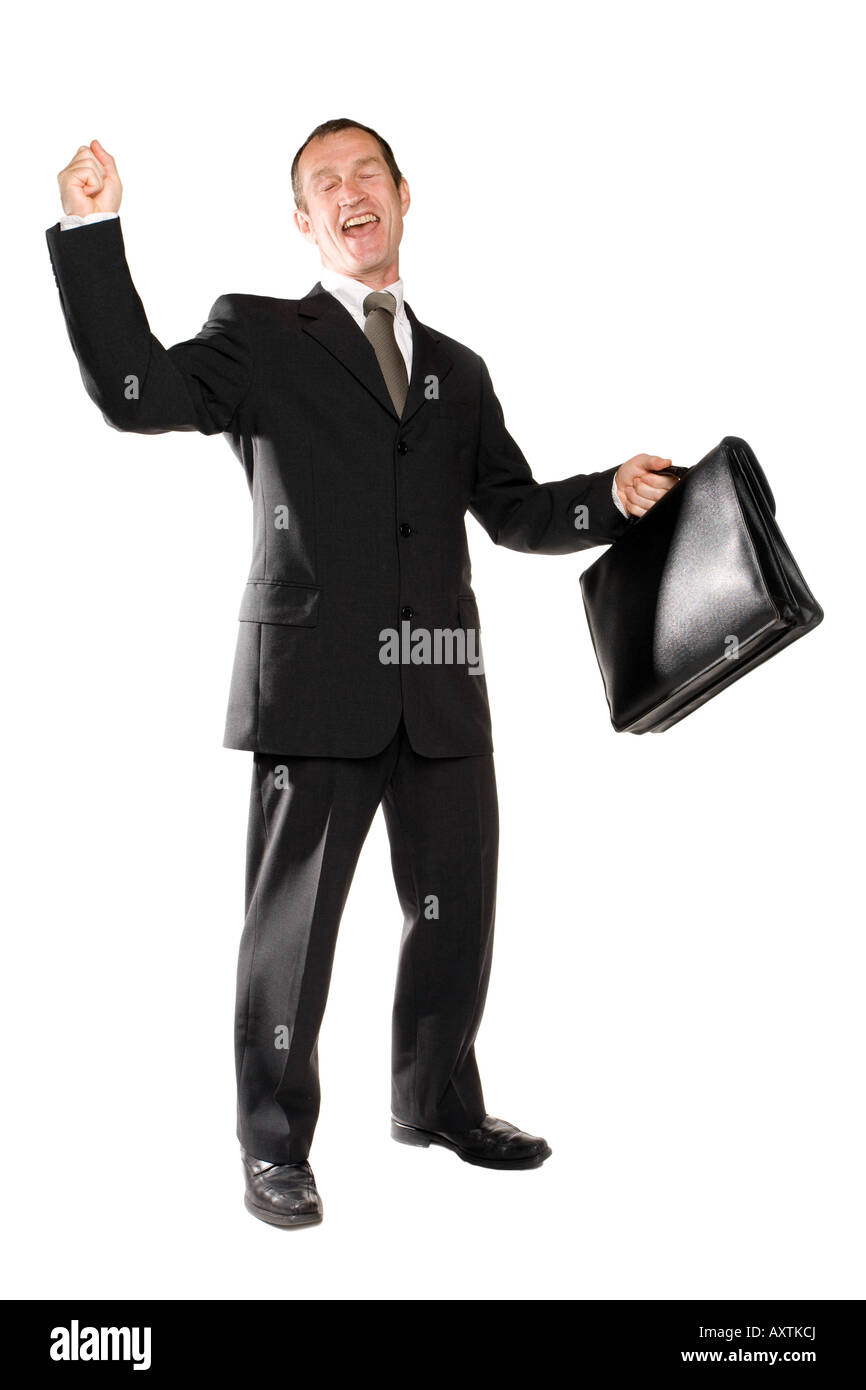Hombre de negocios de pie en un traje negro levantando su puño debido a un éxito. Está feliz de su logro. El fondo es blanco puro. Foto de stock