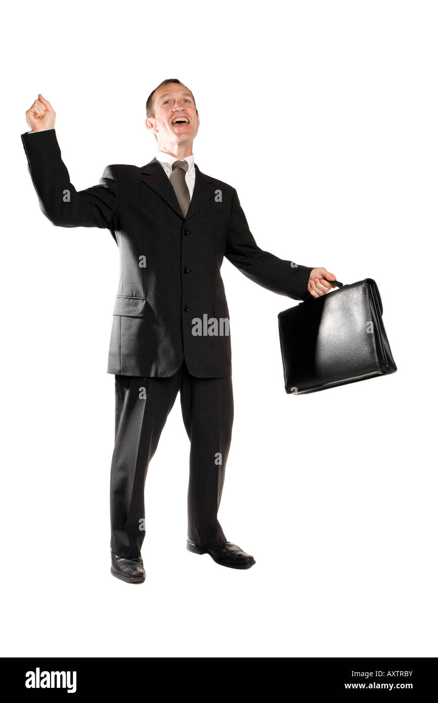 Hombre de negocios de pie en un traje negro levantando su puño debido a un éxito. Está feliz de su logro. El fondo es blanco puro. Foto de stock