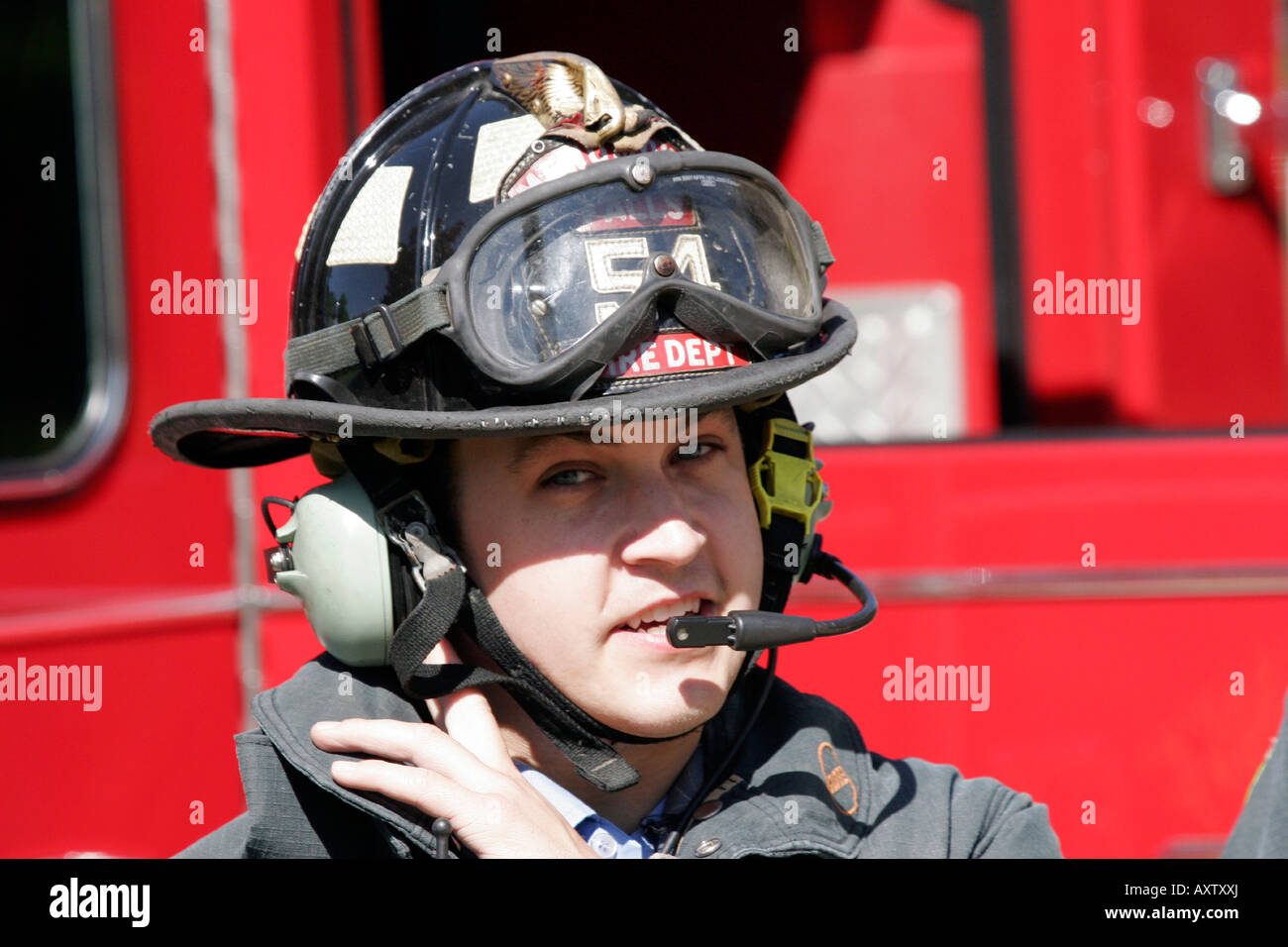 Un bombero de MPO en los auriculares para escuchar la comunicación de  comando para el bombeador en una escena de emergencia Fotografía de stock -  Alamy