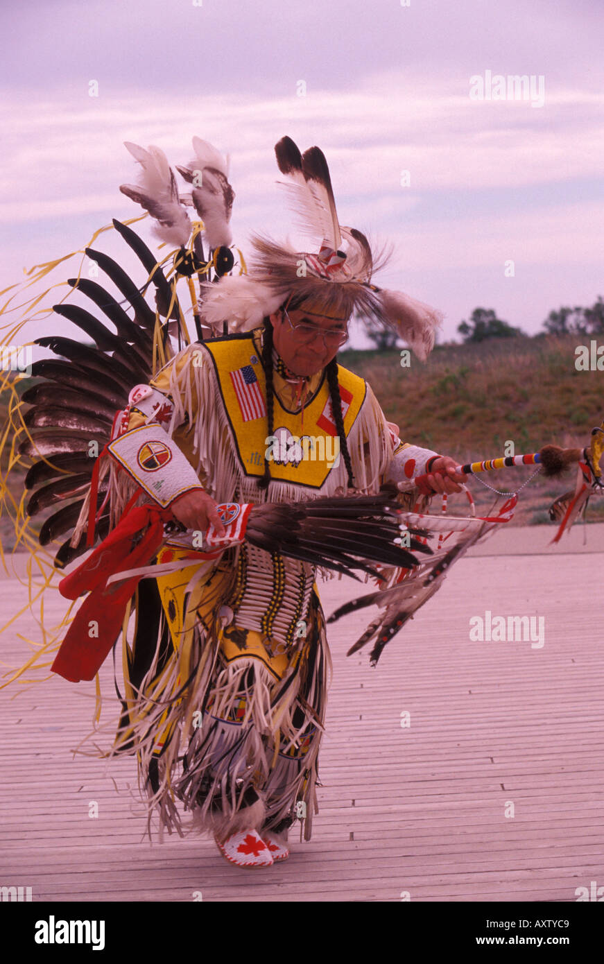 Cree un bailarín en la vestimenta tradicional de Saskatchewan, Canadá