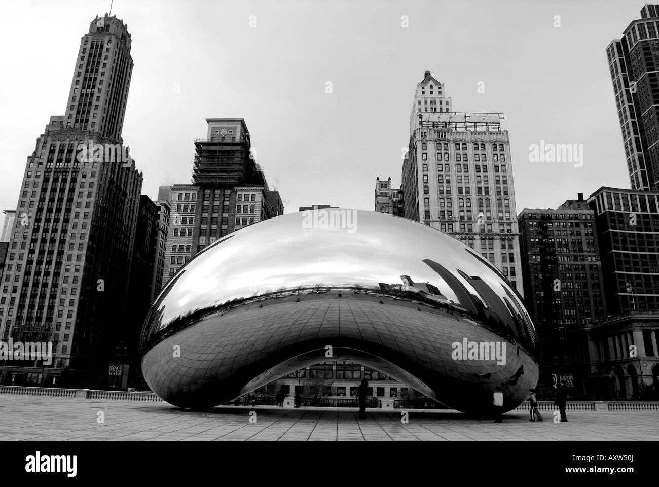 La Anish Kapoor escultura Cloud Gate en Millenium Park en Chicago. Foto de stock