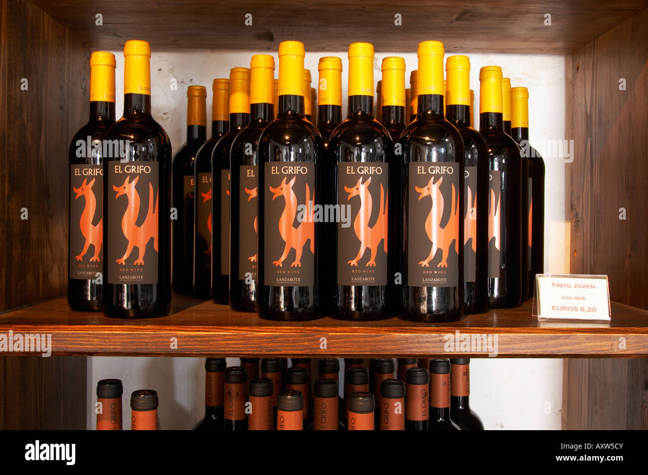 Lanzarote: producción local 'el Grifo' en la pantalla de Vino Tinto en la  tienda del museo en La Geria Fotografía de stock - Alamy