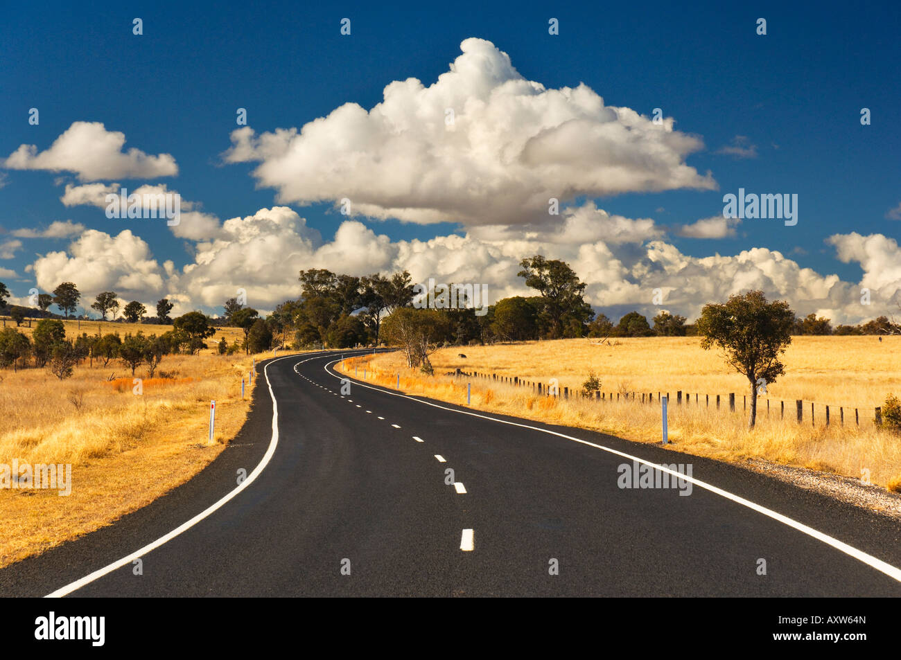 Road, cerca de Armidale, Nueva Gales del Sur, Australia, el Pacífico Foto de stock