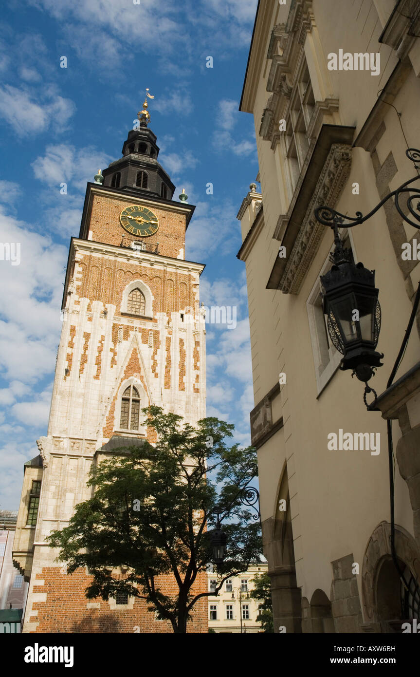 Torre del Ayuntamiento (Ratusz), la Plaza del mercado (Rynek Glowny), Distrito de la Ciudad Vieja (Stare Miasto), Cracovia, Polonia Foto de stock