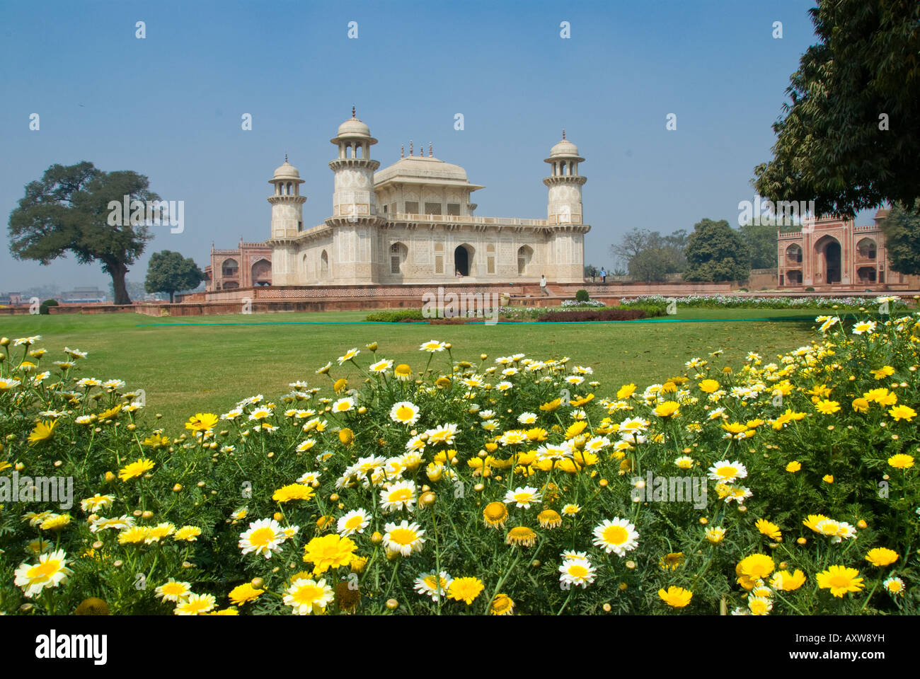Itimad Ud Daulah y jardines, también conocido como el Baby Taj en Agra India Foto de stock
