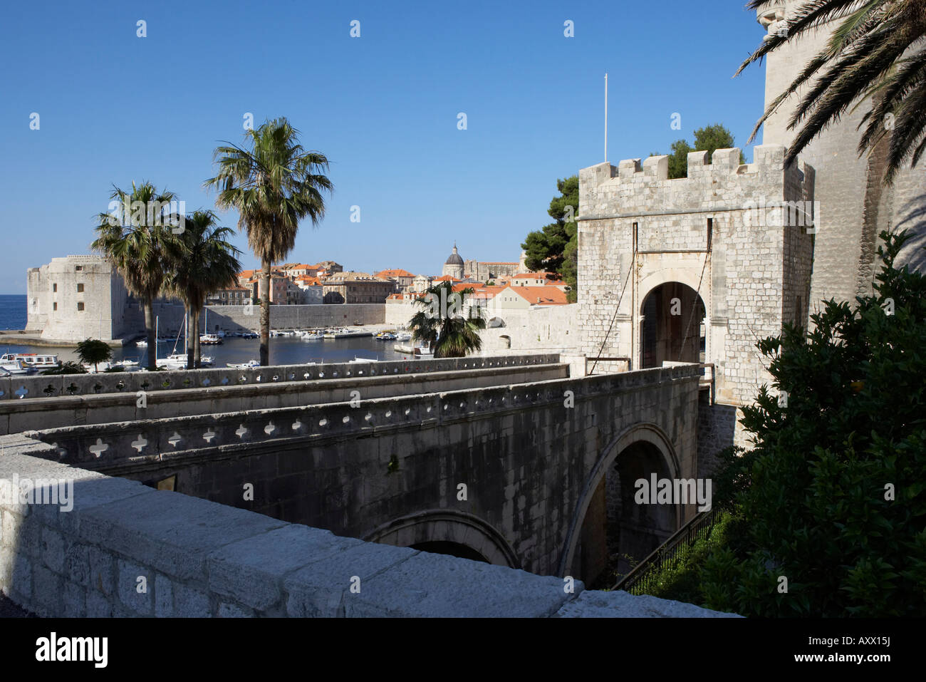 Puerta de Ploce, el puerto en el fondo, Dubrovnik, Croacia Foto de stock
