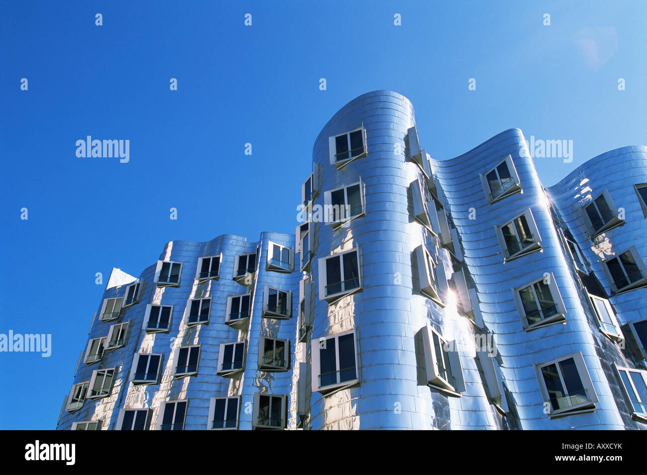 El Neuer Zollhof edificio de Frank Gehry, en el Medienhafen, Dusseldorf, Nord, Renania del Norte-Westfalia, Alemania, Europa Foto de stock